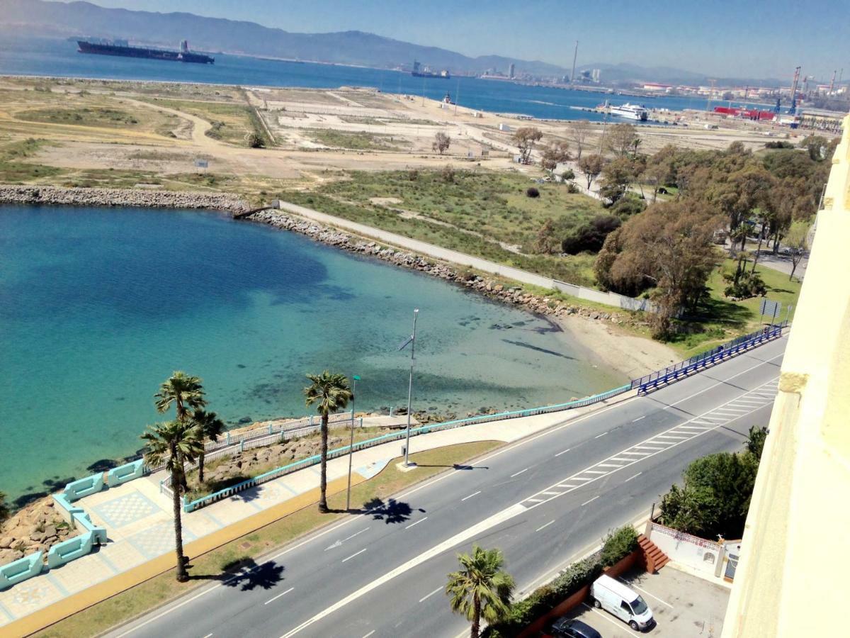 Vista A Tres Continentes * La Línea de la Concepción